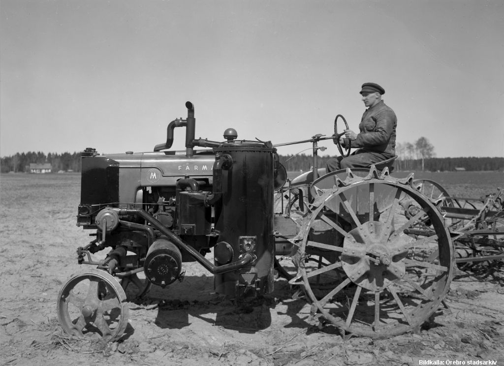 Traktor med gengasgenerator på Österängen 1942. Fotograf Eric Sjökvist.
