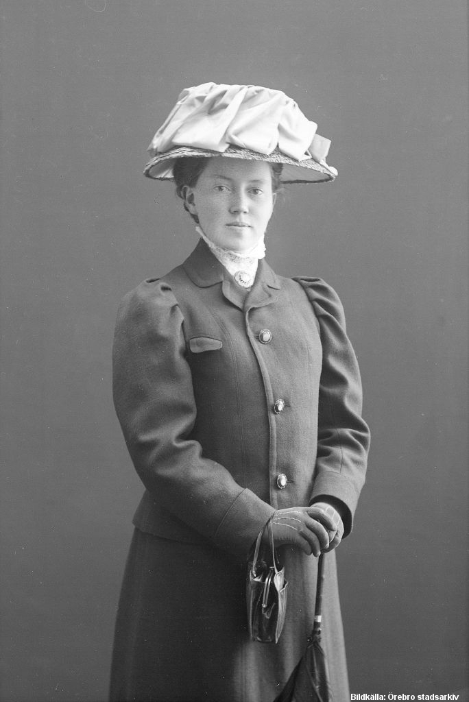 Porträttfotografi på kvinna i hatt.