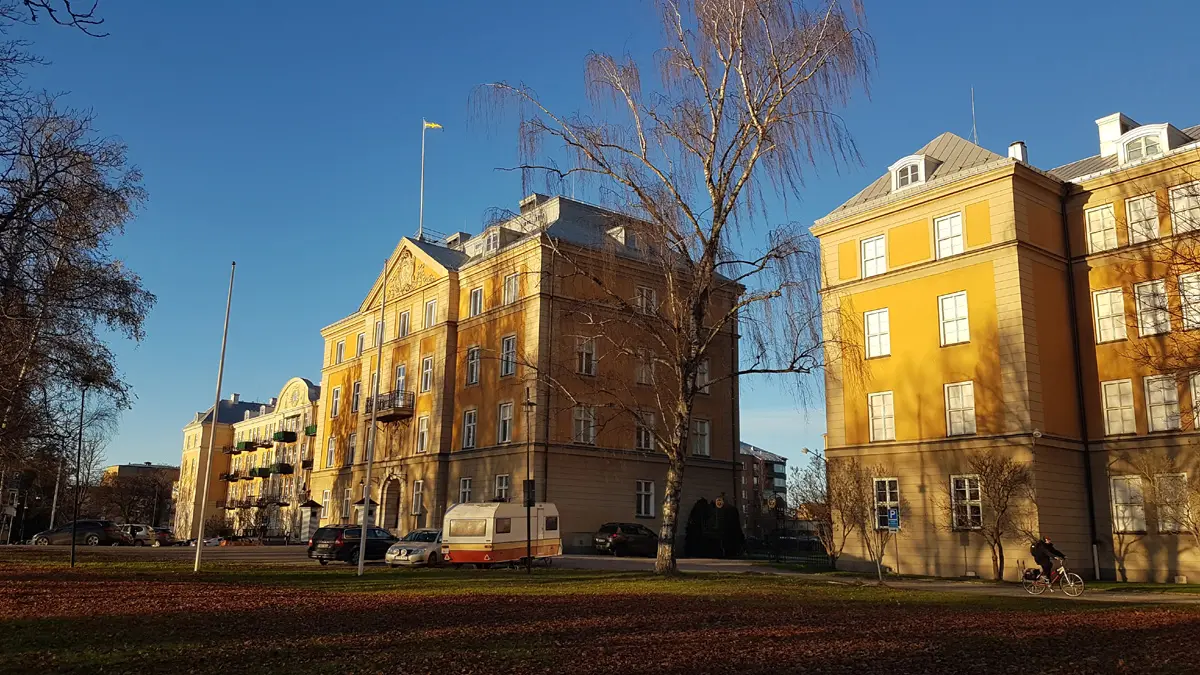 Örebro stadsarkiv på Grenadjärstaden i höstsol med blå himmel