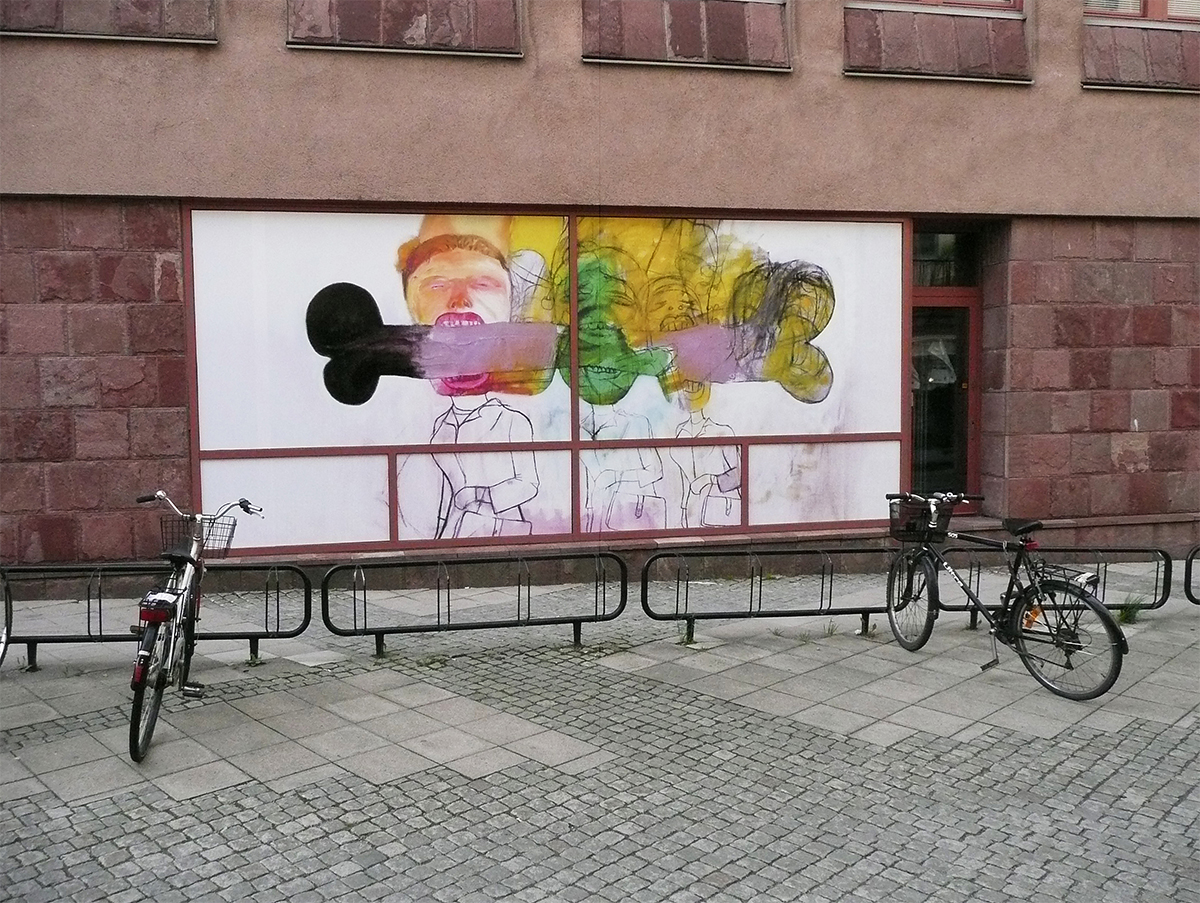 På en fasad sitter en målning av två människor som äter på en gigantisk benknota. 