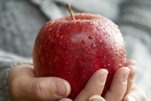 Rött äpple i hand