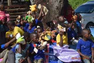 Barn i Tanzania med gosedjur