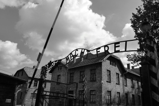 Porten till Auschwitz med texten "Arbreit macht frei"