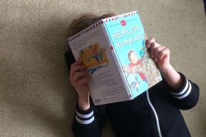 Barn läser en bok
