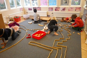 Barn bygger med klossar