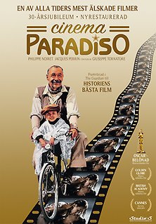 En äldre man och en ung pojke på en cykel, i bakgrunden en remsa film. Cinema Paradiso.
