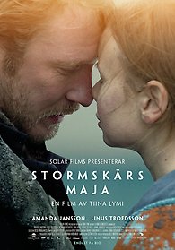 Janne och Maja i filmen Stormskärs Maja står kärleksfullt nära varandra.